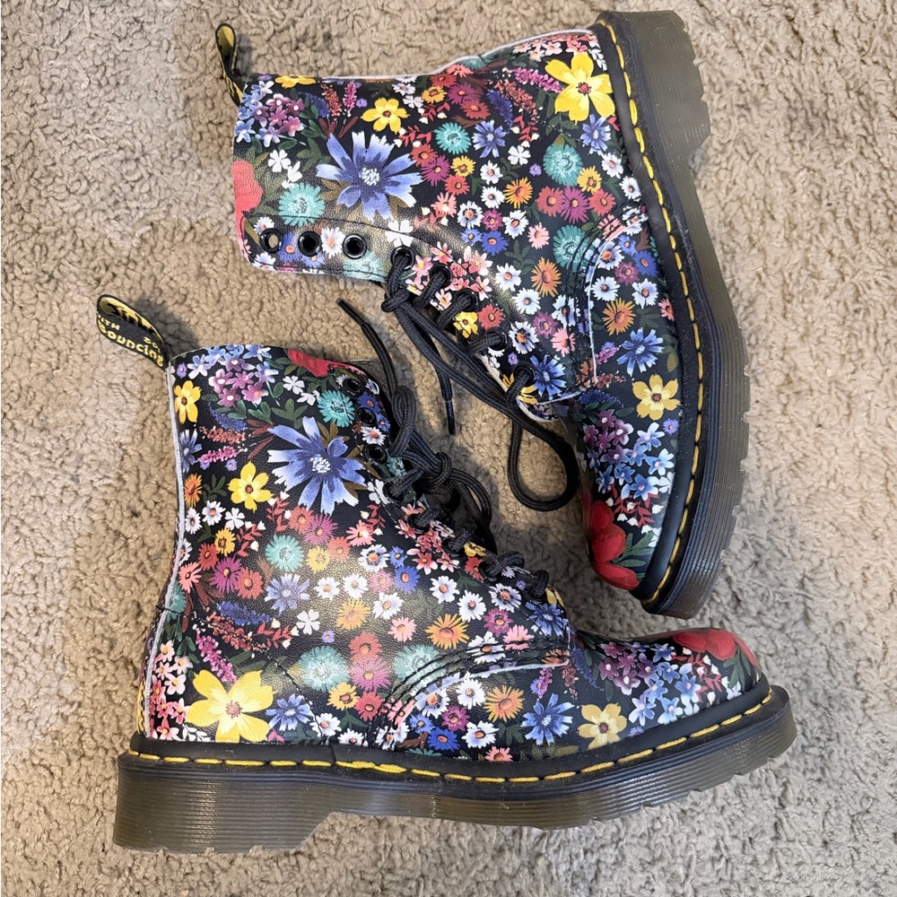 Dr. Martens(WMNS) Dr. Martens 1460 Pascal Floral Lace Up Boots Black